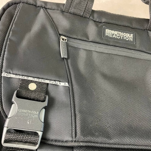 Kenneth Cole Reaction R-Tech Laptop Messenger Bag Black - Picture 2 of 8